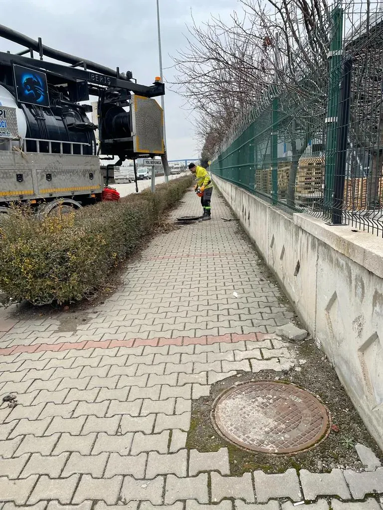 Çankaya kanal açma hizmeti ekibi açık alanda iş başında