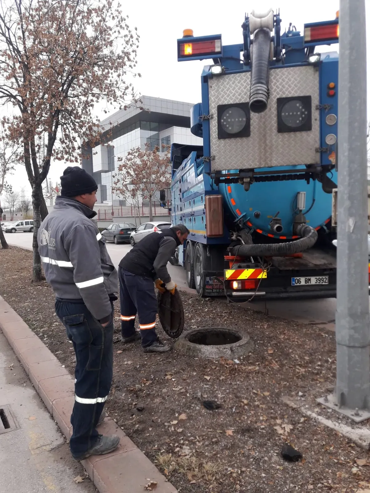 Çankaya kanal açma hizmeti ekibi açık alanda iş başında