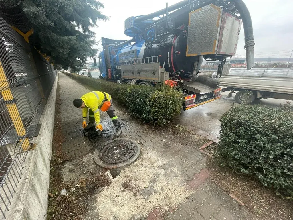 Çankaya kanal açma hizmeti ekibi şantiyede iş başında