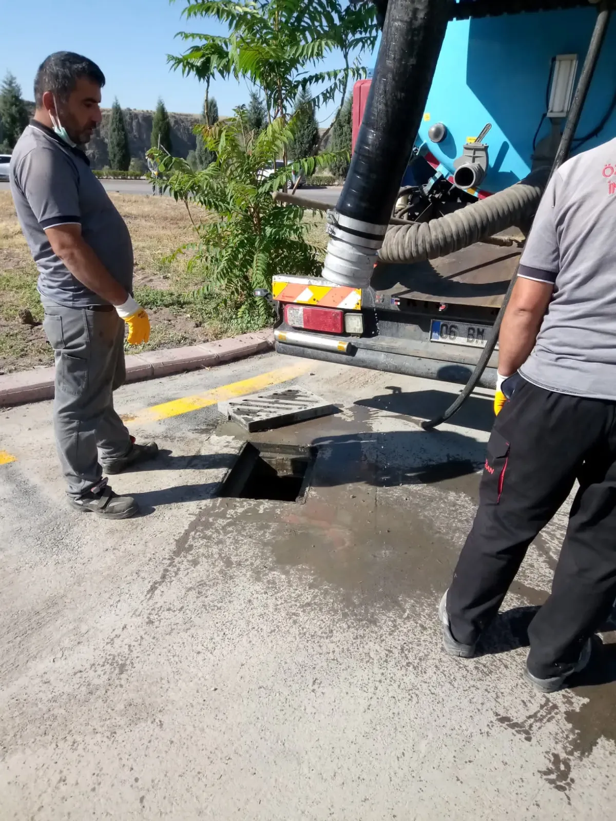 Çankaya rögar açma ekibi açık alanda iş başında